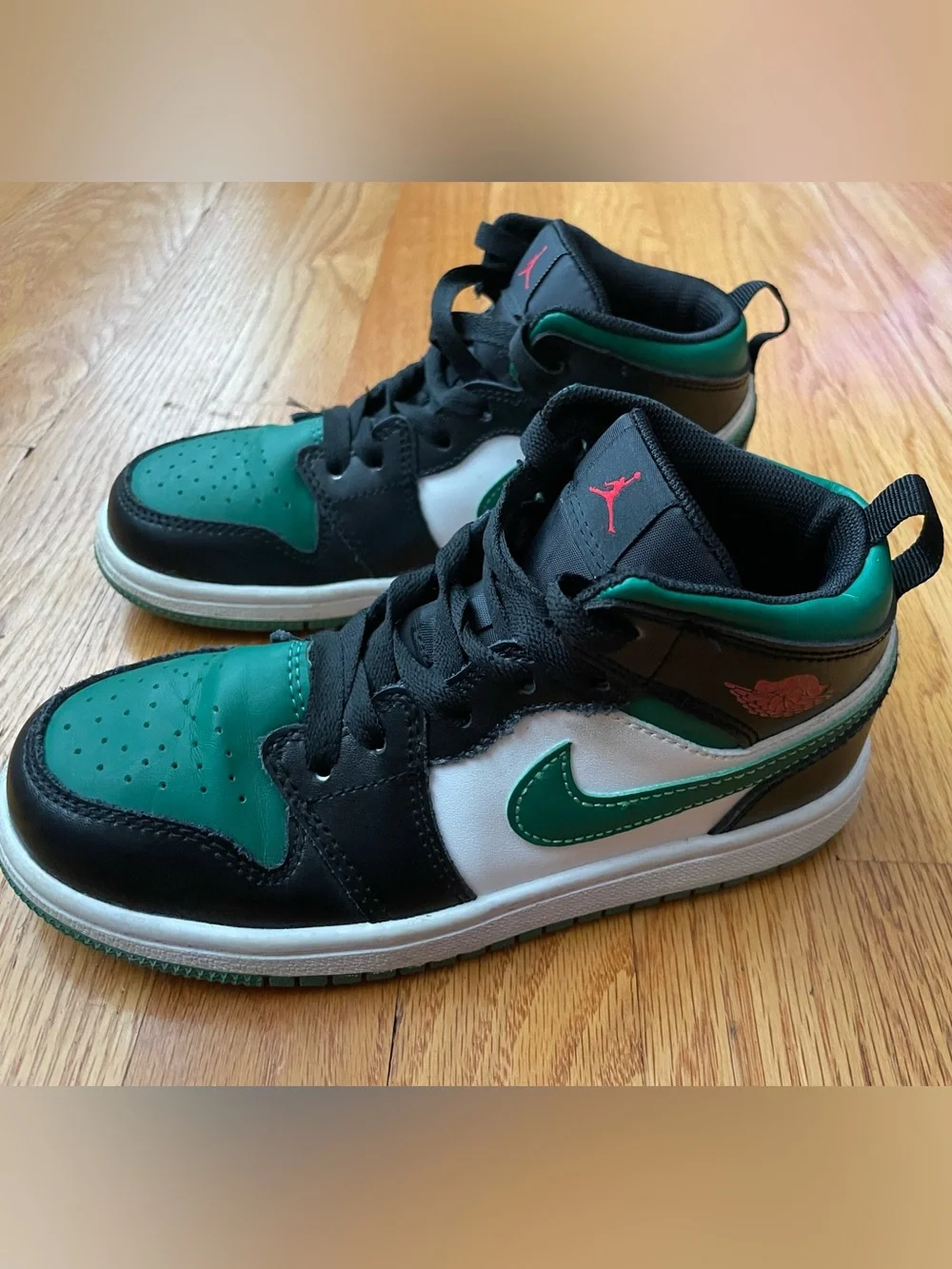 Nike Jordans Kids Mid-Top Sneakers in Green, Black & White